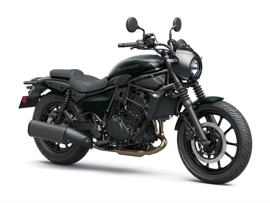 Kawasaki Eliminator 500 SE 2026 Candy Steel Furnace Green vista lateral frontal