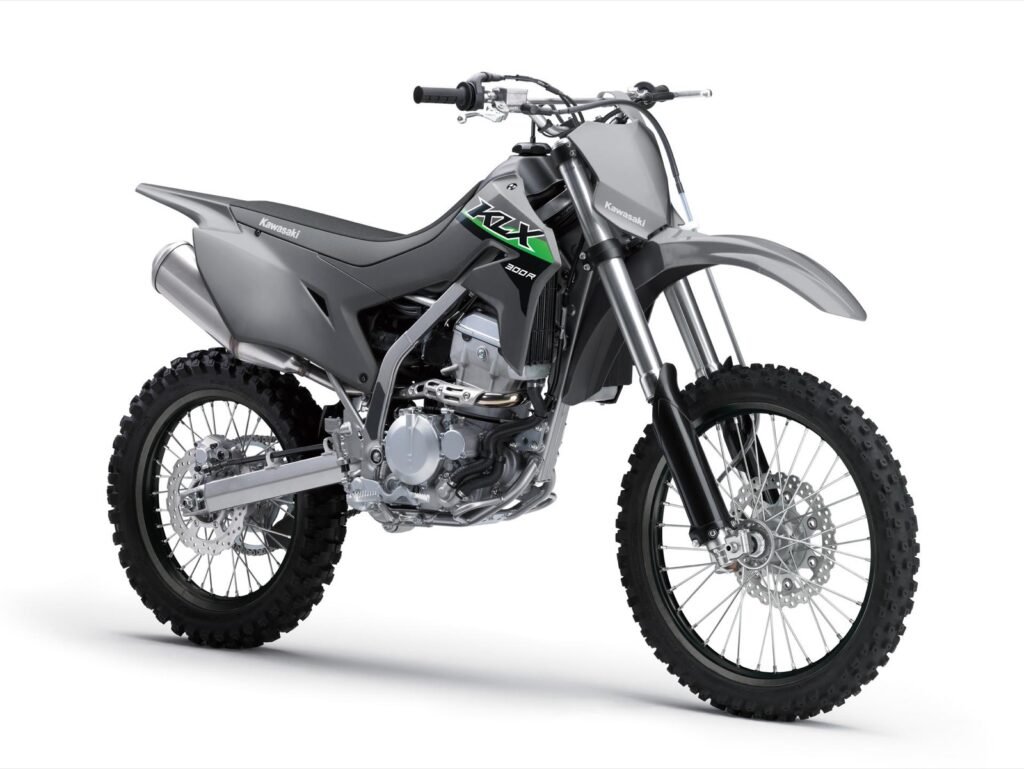 Kawasaki KLX300R 2026 Ice Gray vista lateral frontal