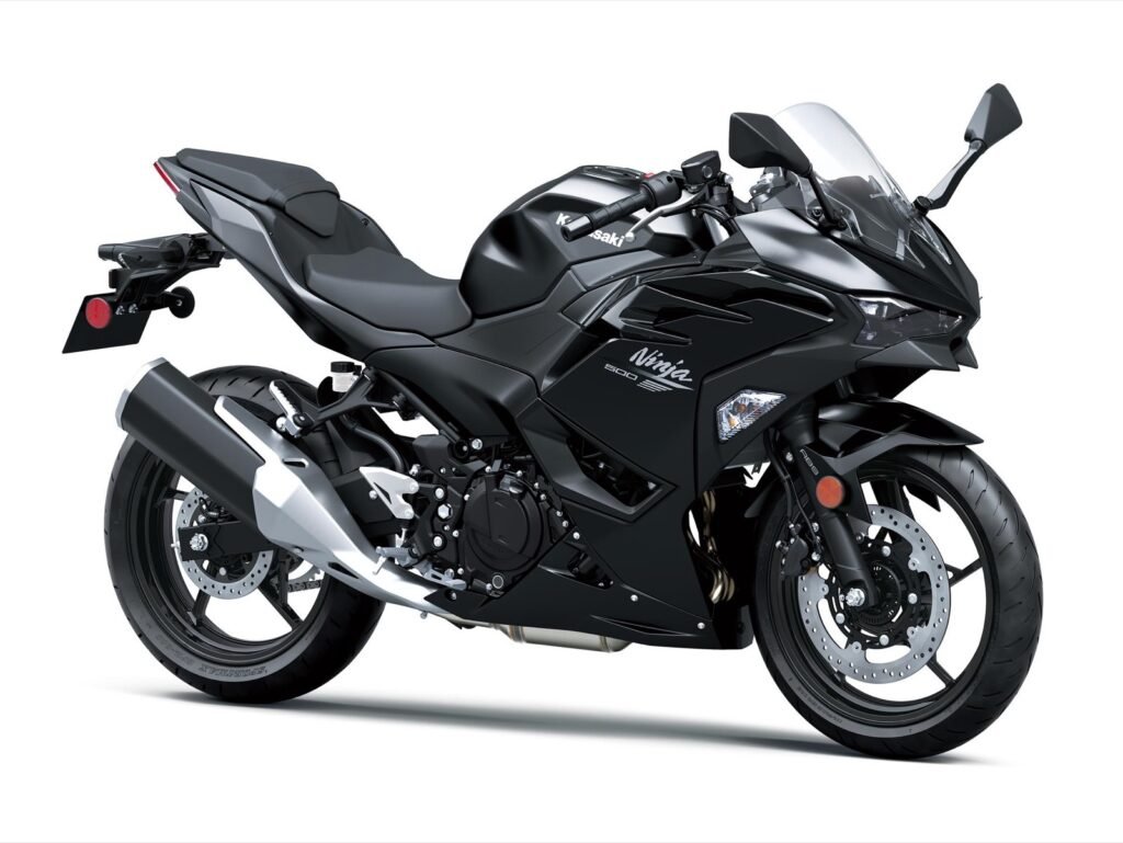 Kawasaki Ninja 500 2026 Metallic Flat Spark Black vista lateral frontal