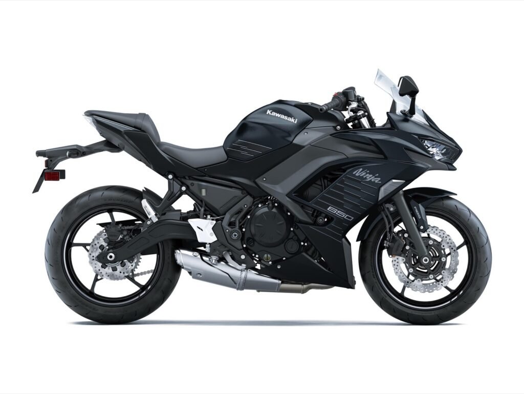 Kawasaki Ninja 650 2026 Metallic Matte Carbon Gray vista lateral
