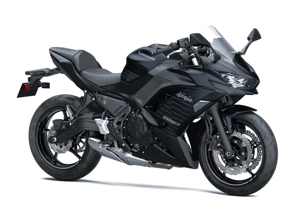 Kawasaki Ninja 650 2026 Metallic Matte Carbon Gray vista lateral frontal