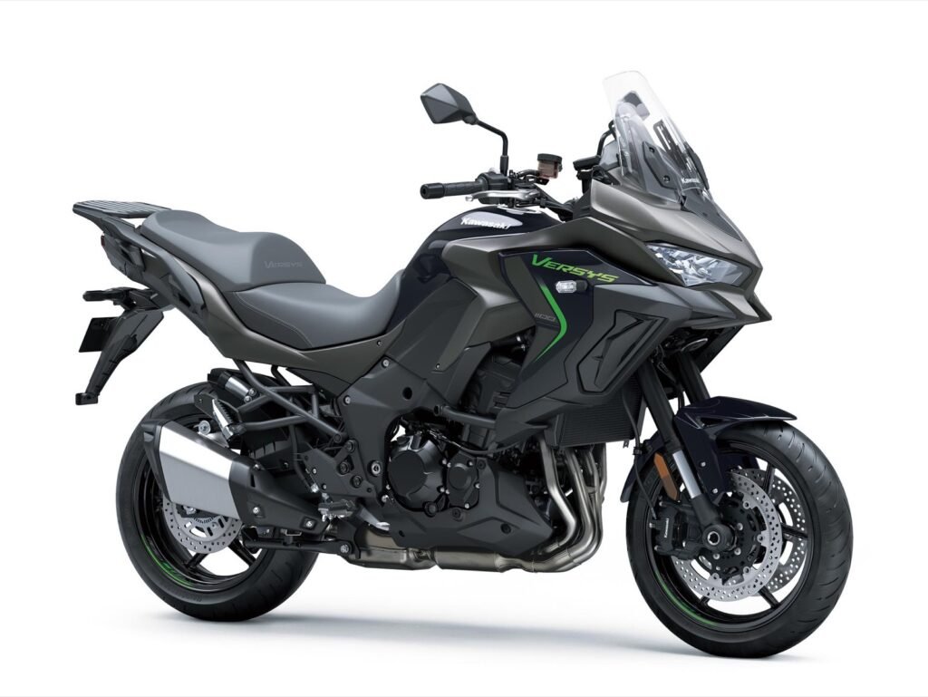 Kawasaki Versys 1100 2026 Metallic Matte Graphenesteel Gray vista lateral frontal
