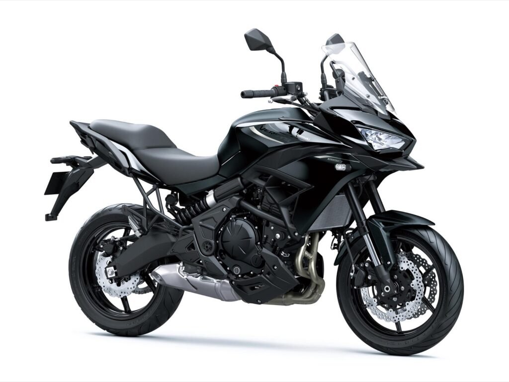 Kawasaki Versys 650 2026 Metallic Flat Spark Black vista lateral frontal